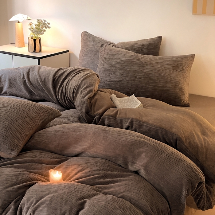 91家纺网 家纺一手货源 找家纺 雅居纺家纺 2025新款雕花绒四件套-简约系列 威廉-咖