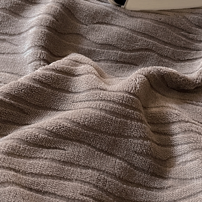 91家纺网 家纺一手货源 找家纺 雅居纺家纺 2025新款雕花绒四件套-简约系列 威廉-咖