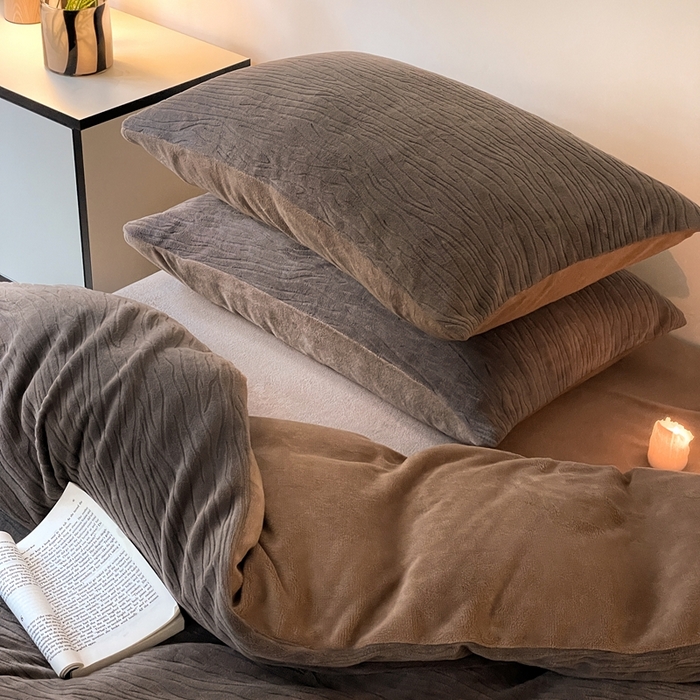 91家纺网 家纺一手货源 找家纺 雅居纺家纺 2025新款雕花绒四件套-简约系列 威廉-咖