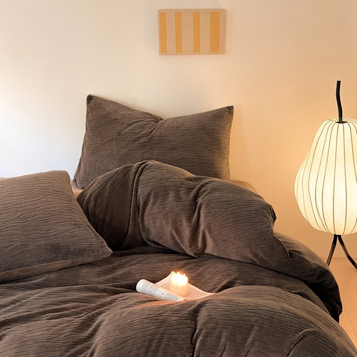 91家纺网 家纺一手货源 找家纺 雅居纺家纺 2025新款雕花绒四件套-简约系列 威廉-咖