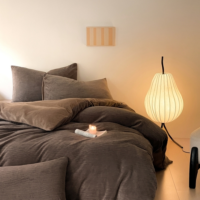 91家纺网 家纺一手货源 找家纺 雅居纺家纺 2025新款雕花绒四件套-简约系列 威廉-咖