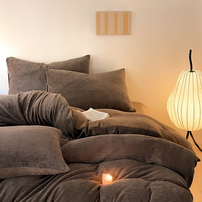 91家纺网 家纺一手货源 找家纺 雅居纺家纺 2025新款雕花绒四件套-简约系列 威廉-咖