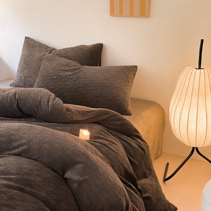 91家纺网 家纺一手货源 找家纺 雅居纺家纺 2025新款雕花绒四件套-简约系列 米兰-咖