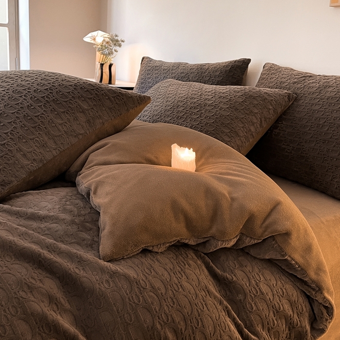 91家纺网 家纺一手货源 找家纺 雅居纺家纺 2025新款雕花绒四件套-简约系列 米兰-咖