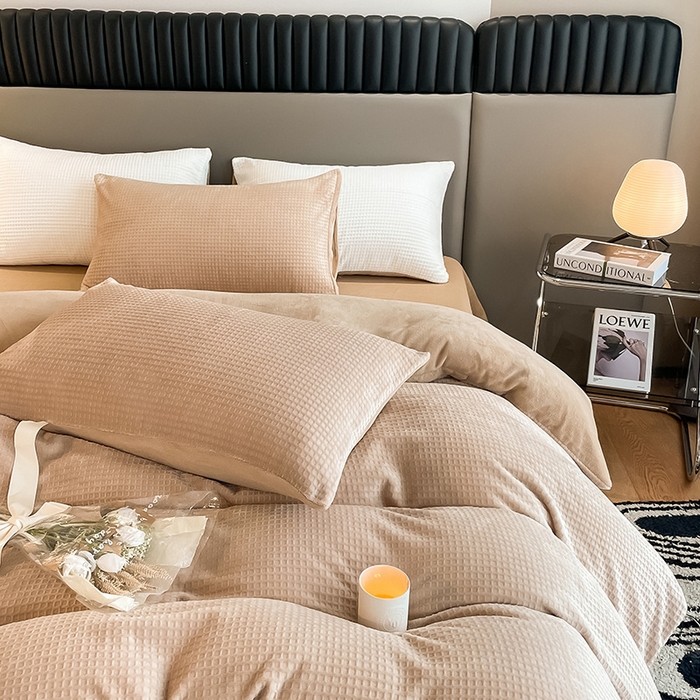 91家纺网 家纺一手货源 找家纺 雅居纺家纺 2025新款雕花绒四件套-简约系列 华夫格绒-奶咖