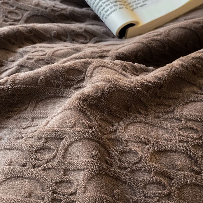 91家纺网 家纺一手货源 找家纺 雅居纺家纺 2025新款雕花绒四件套-简约系列 米兰-咖