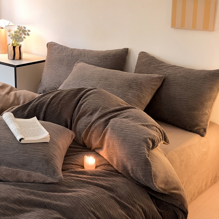 91家纺网 家纺一手货源 找家纺 雅居纺家纺 2025新款雕花绒四件套-简约系列 威廉-咖