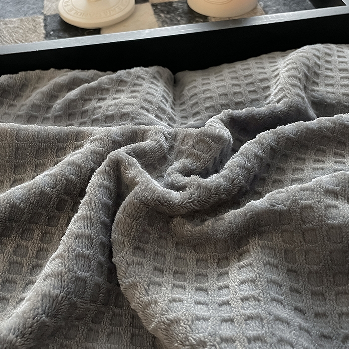 91家纺网 家纺一手货源 找家纺 雅居纺家纺 2025新款雕花绒四件套-简约系列 华夫格绒-灰