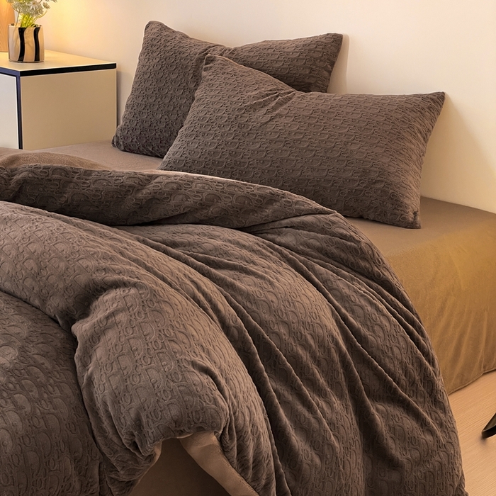 91家纺网 家纺一手货源 找家纺 雅居纺家纺 2025新款雕花绒四件套-简约系列 米兰-咖