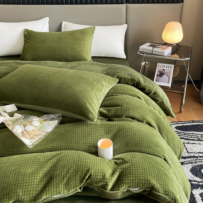 91家纺网 家纺一手货源 找家纺 雅居纺家纺 2025新款雕花绒四件套-简约系列 华夫格绒-墨绿