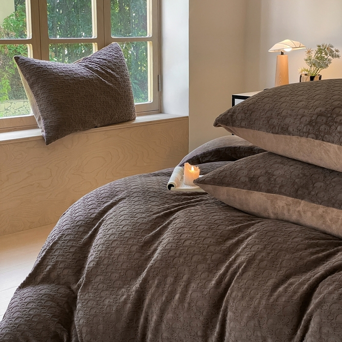 91家纺网 家纺一手货源 找家纺 雅居纺家纺 2025新款雕花绒四件套-简约系列 米兰-咖