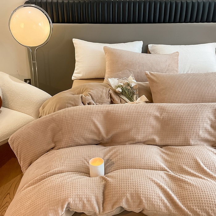 91家纺网 家纺一手货源 找家纺 雅居纺家纺 2025新款雕花绒四件套-简约系列 华夫格绒-奶咖