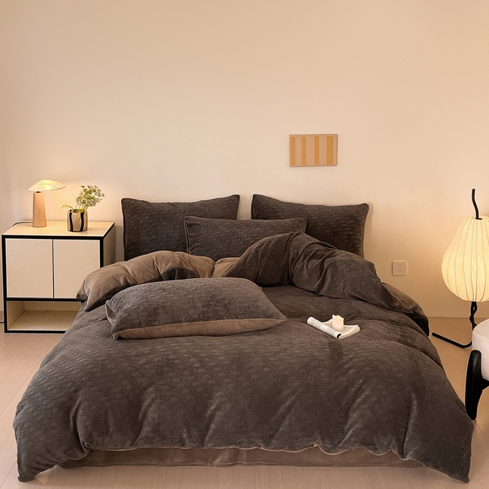 91家纺网 家纺一手货源 找家纺 雅居纺家纺 2025新款雕花绒四件套-简约系列 米兰-咖