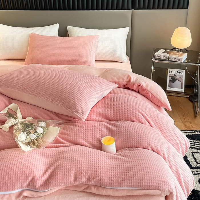 91家纺网 家纺一手货源 找家纺 雅居纺家纺 2025新款雕花绒四件套-简约系列 华夫格绒-奶油粉