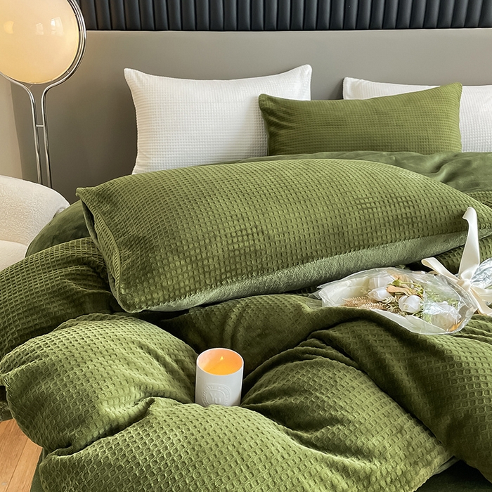 91家纺网 家纺一手货源 找家纺 雅居纺家纺 2025新款雕花绒四件套-简约系列 华夫格绒-墨绿