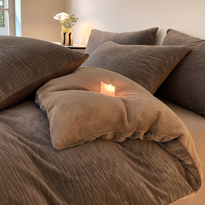 91家纺网 家纺一手货源 找家纺 雅居纺家纺 2025新款雕花绒四件套-简约系列 威廉-咖