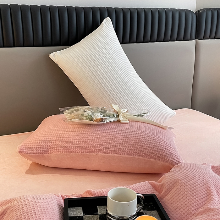 91家纺网 家纺一手货源 找家纺 雅居纺家纺 2025新款雕花绒四件套-简约系列 华夫格绒-奶油粉