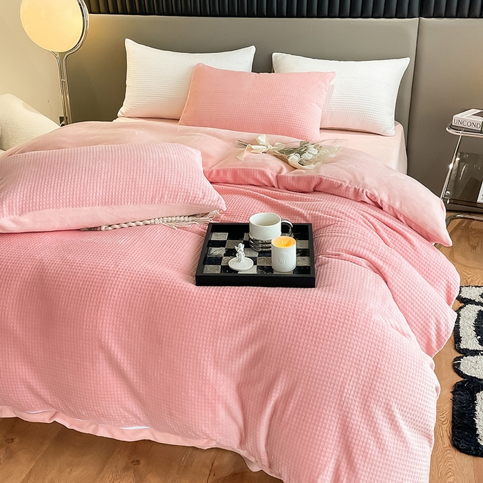 91家纺网 家纺一手货源 找家纺 雅居纺家纺 2025新款雕花绒四件套-简约系列 华夫格绒-奶油粉