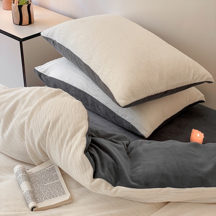 91家纺网 家纺一手货源 找家纺 雅居纺家纺 2025新款雕花绒四件套-简约系列 威廉-白