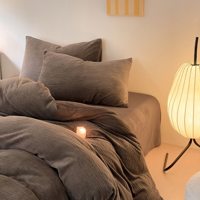 91家纺网 家纺一手货源 找家纺 雅居纺家纺 2025新款雕花绒四件套-简约系列 威廉-咖