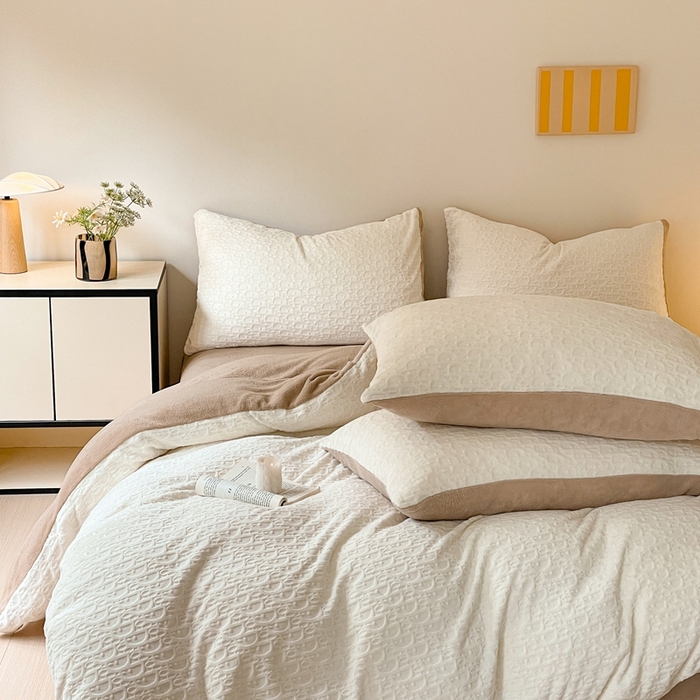 91家纺网 家纺一手货源 找家纺 雅居纺家纺 2025新款雕花绒四件套-简约系列 米兰-白