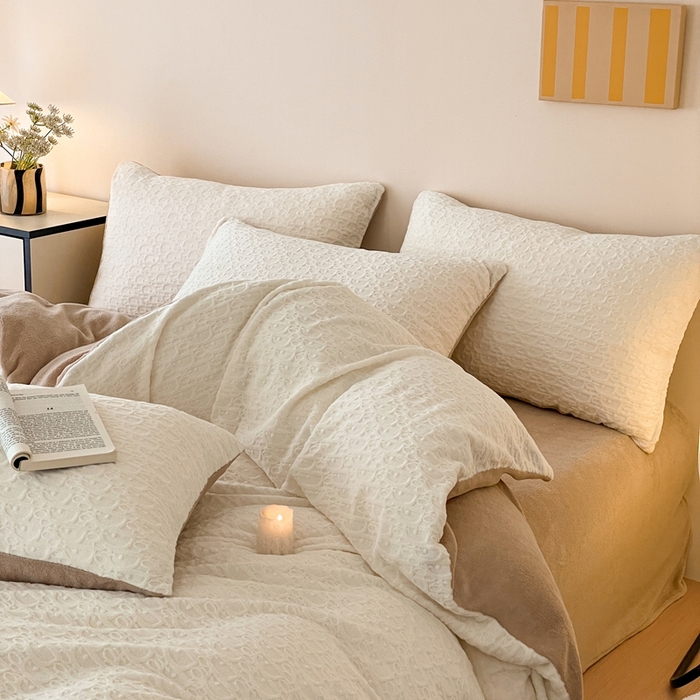 91家纺网 家纺一手货源 找家纺 雅居纺家纺 2025新款雕花绒四件套-简约系列 米兰-白