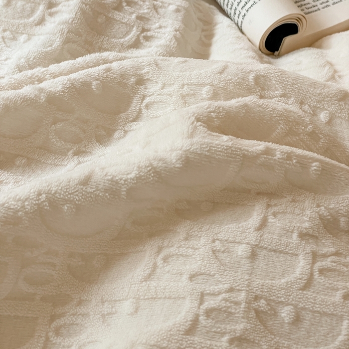 91家纺网 家纺一手货源 找家纺 雅居纺家纺 2025新款雕花绒四件套-简约系列 米兰-白