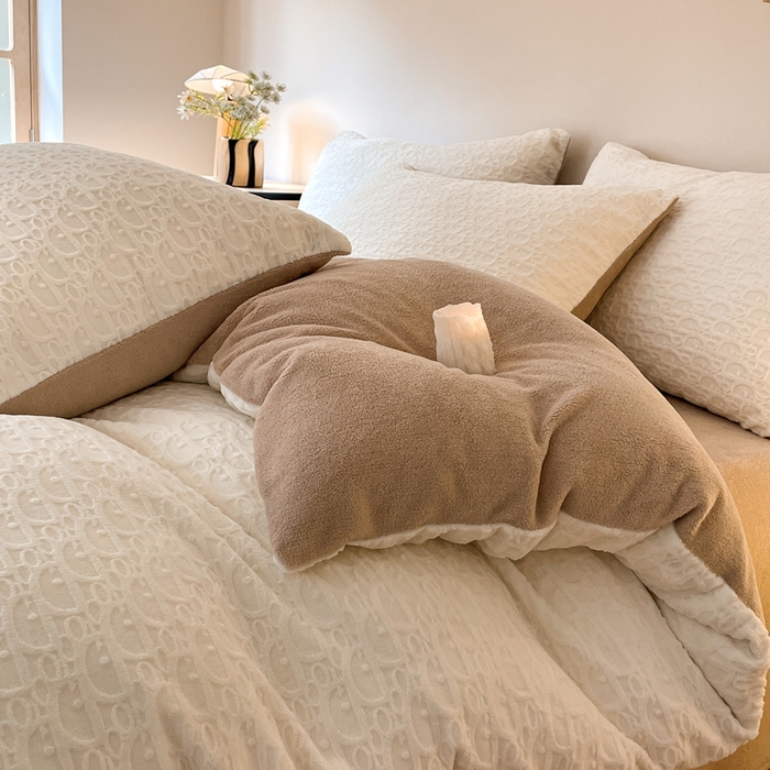 91家纺网 家纺一手货源 找家纺 雅居纺家纺 2025新款雕花绒四件套-简约系列 米兰-白