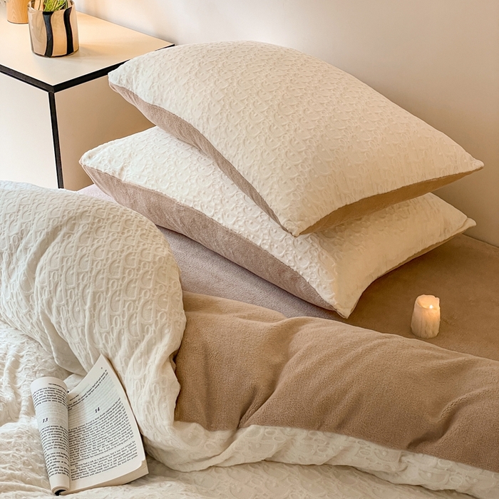 91家纺网 家纺一手货源 找家纺 雅居纺家纺 2025新款雕花绒四件套-简约系列 米兰-白