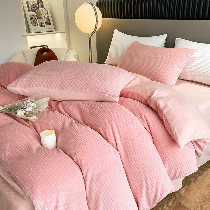 91家纺网 家纺一手货源 找家纺 雅居纺家纺 2025新款雕花绒四件套-简约系列 华夫格绒-奶油粉