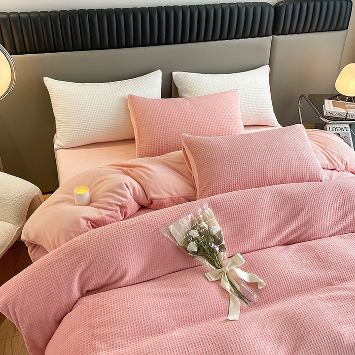 91家纺网 家纺一手货源 找家纺 雅居纺家纺 2025新款雕花绒四件套-简约系列 华夫格绒-奶油粉