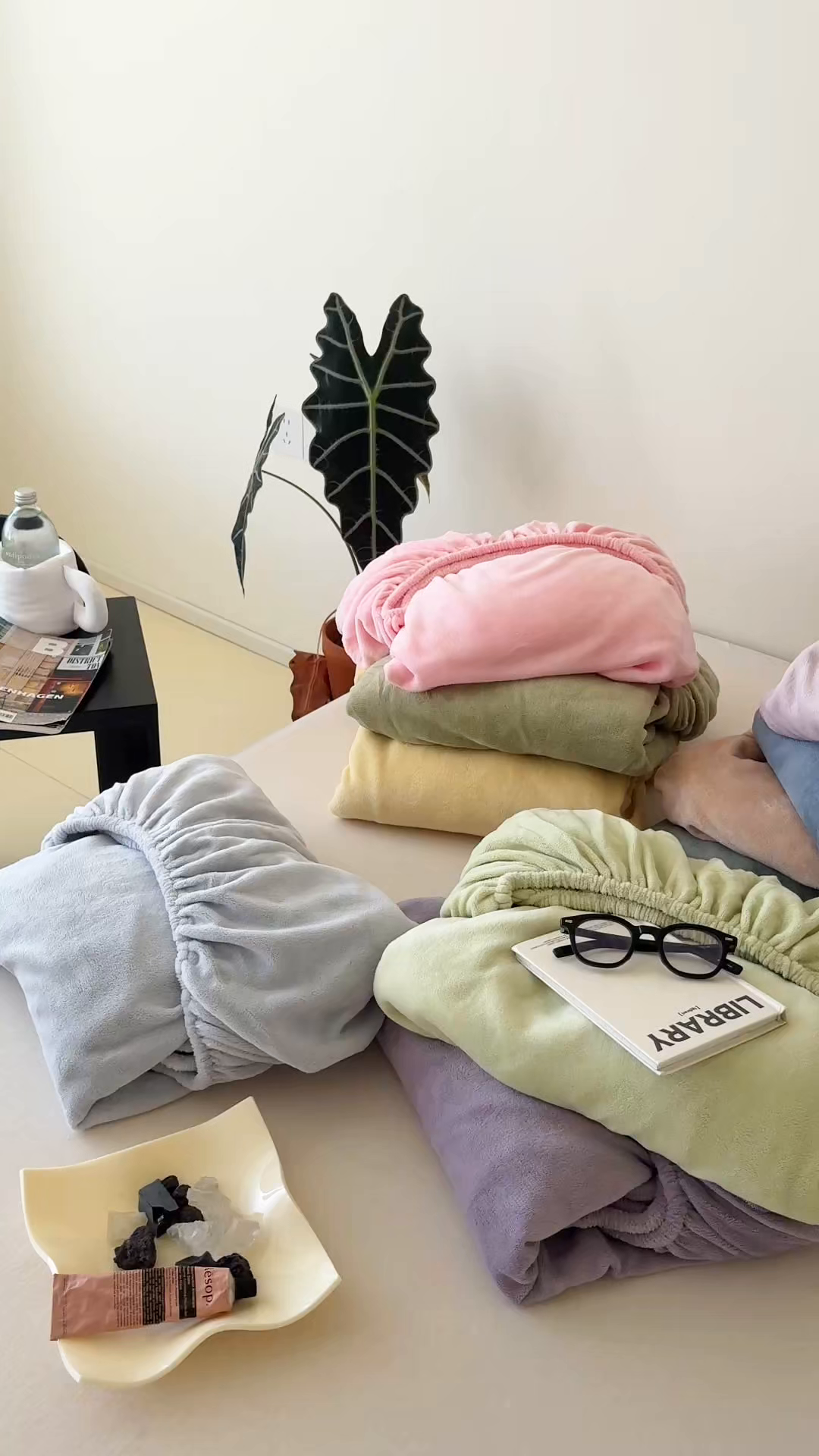 91家纺网 家纺一手货源 找家纺 三朵家纺 2025新款牛奶绒印花单床笠 床笠单件 组合图仅供展示不可下单