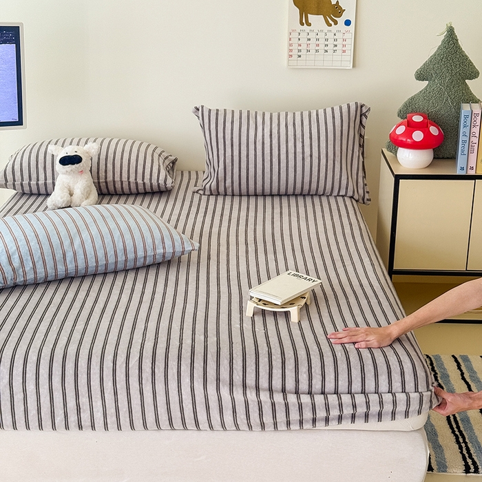 91家纺网 家纺一手货源 找家纺 三朵家纺 2025新款牛奶绒印花单床笠 床笠单件 巴音布鲁灰