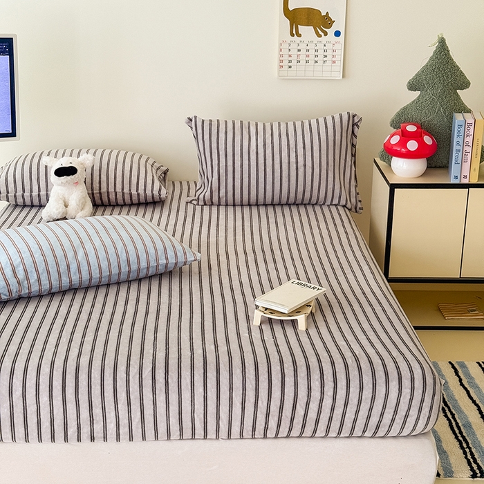 91家纺网 家纺一手货源 找家纺 三朵家纺 2025新款牛奶绒印花单床笠 床笠单件 巴音布鲁灰