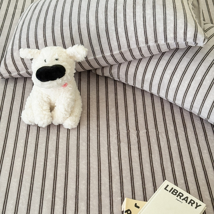 91家纺网 家纺一手货源 找家纺 三朵家纺 2025新款牛奶绒印花单床笠 床笠单件 巴音布鲁灰