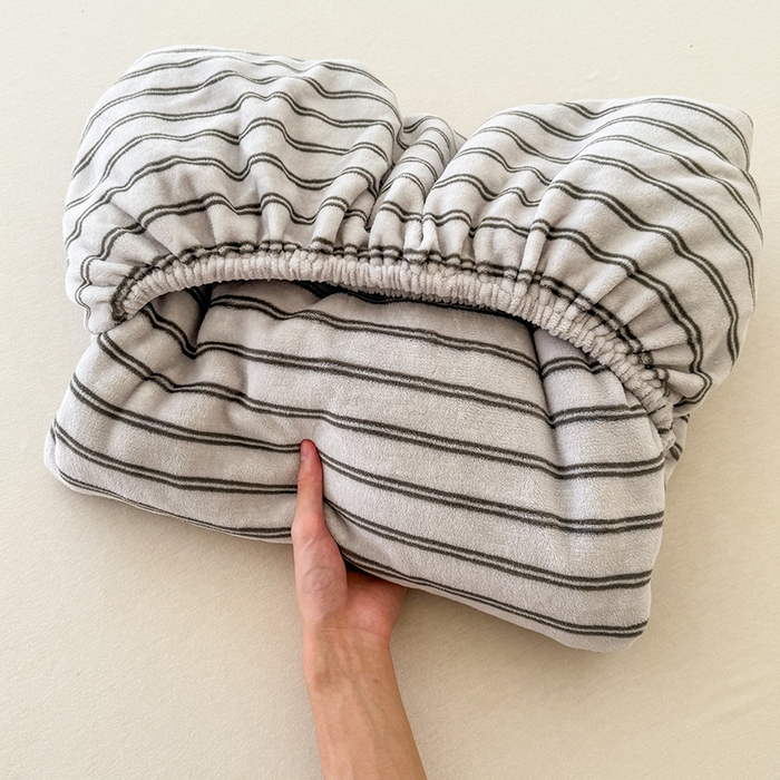 91家纺网 家纺一手货源 找家纺 三朵家纺 2025新款牛奶绒印花单床笠 床笠单件 巴音布鲁灰