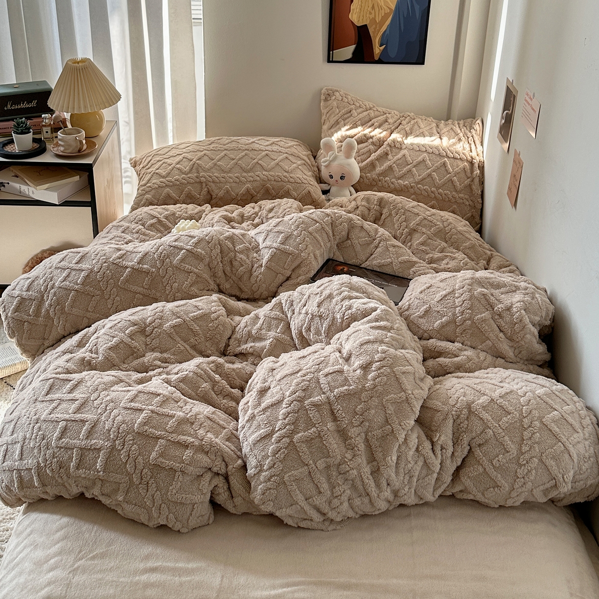 91家纺网 家纺一手货源 找家纺 艾咪-Amy ntmy 2025新款治愈系少女风塔芙绒牛奶绒四件套 奶咖