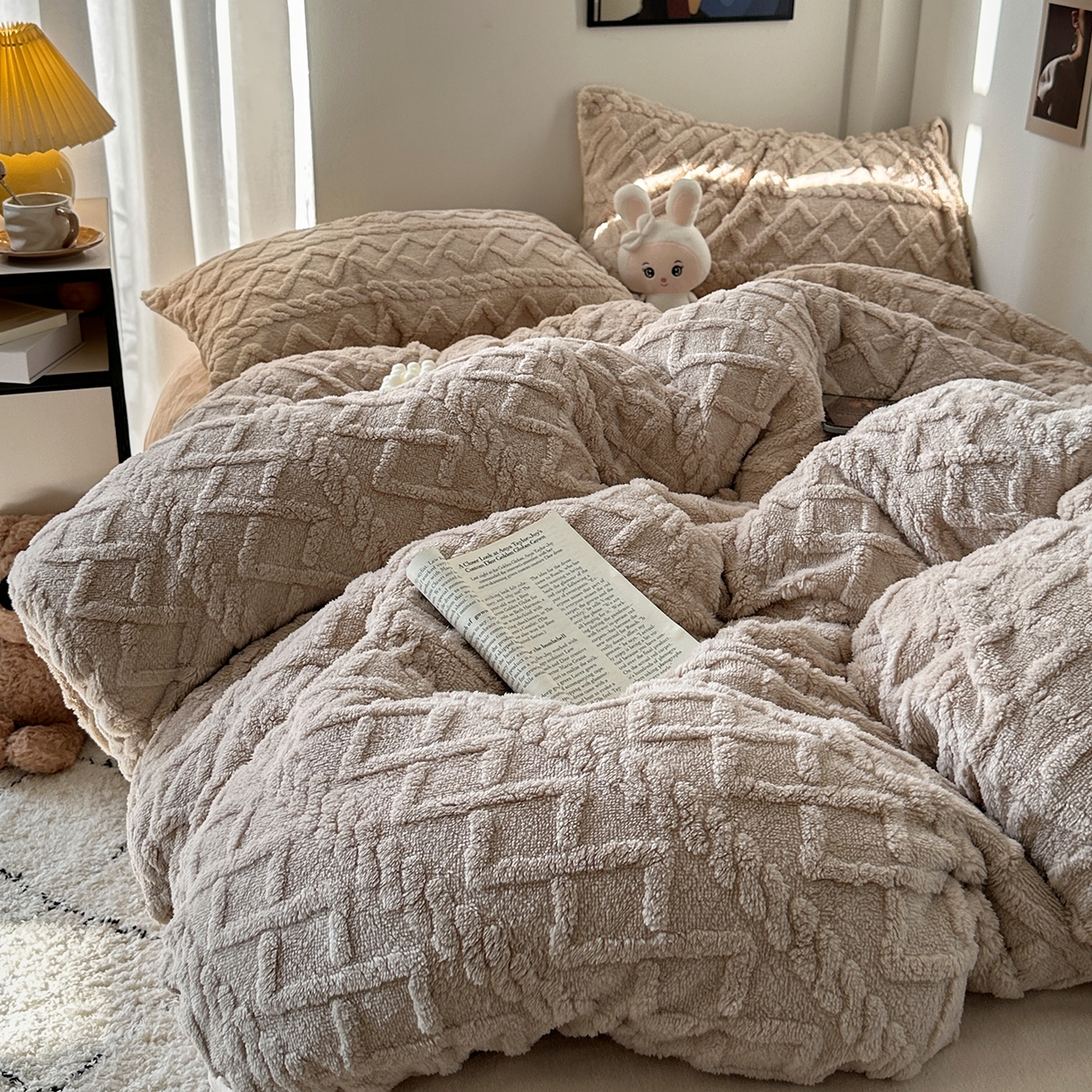 91家纺网 家纺一手货源 找家纺 艾咪-Amy ntmy 2025新款治愈系少女风塔芙绒牛奶绒四件套 奶咖