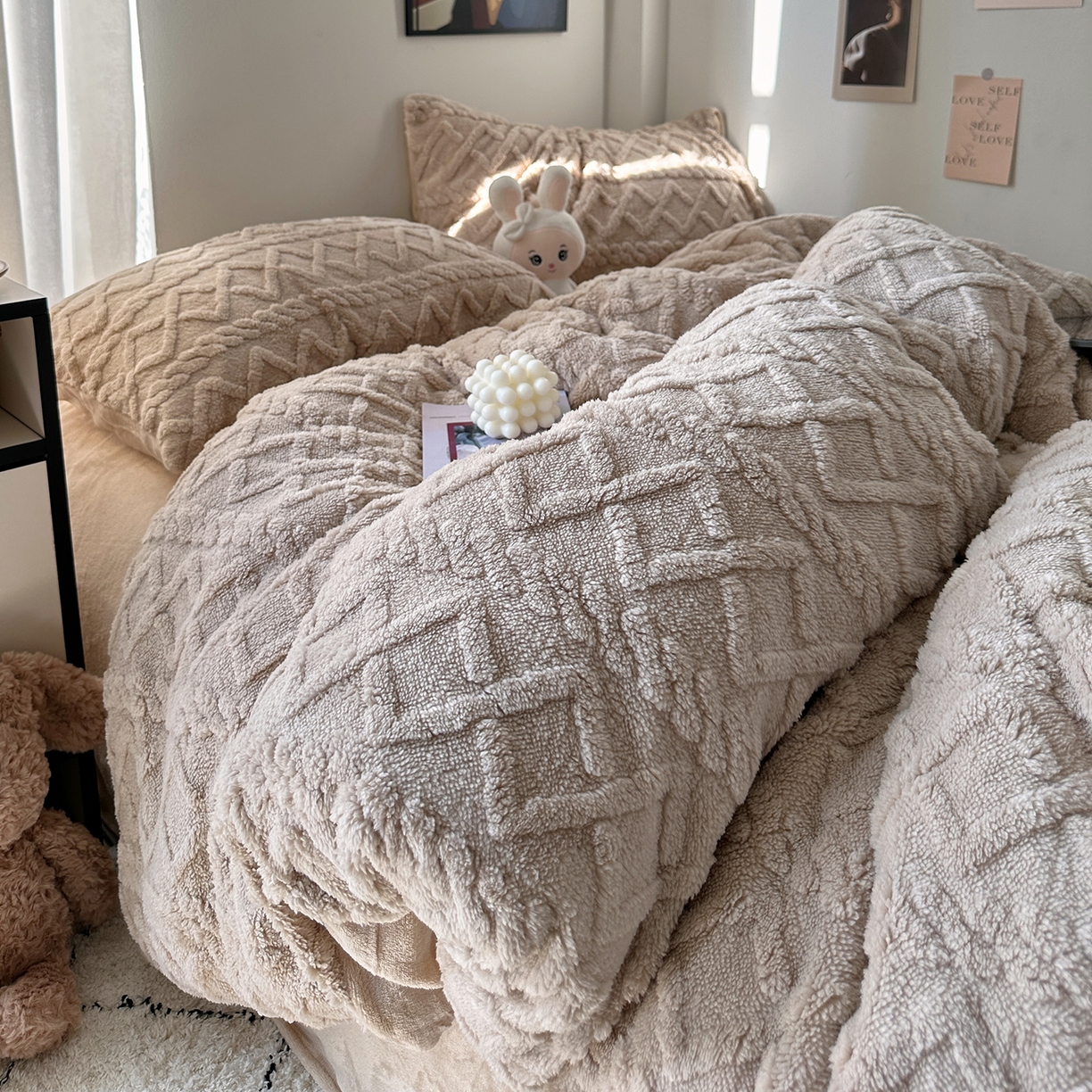 91家纺网 家纺一手货源 找家纺 艾咪-Amy ntmy 2025新款治愈系少女风塔芙绒牛奶绒四件套 奶咖