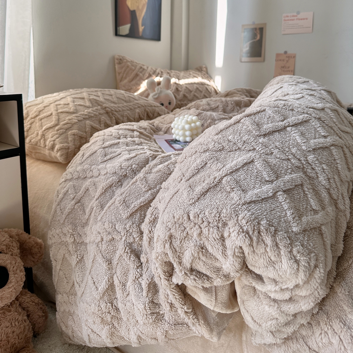 91家纺网 家纺一手货源 找家纺 艾咪-Amy ntmy 2025新款治愈系少女风塔芙绒牛奶绒四件套 奶咖