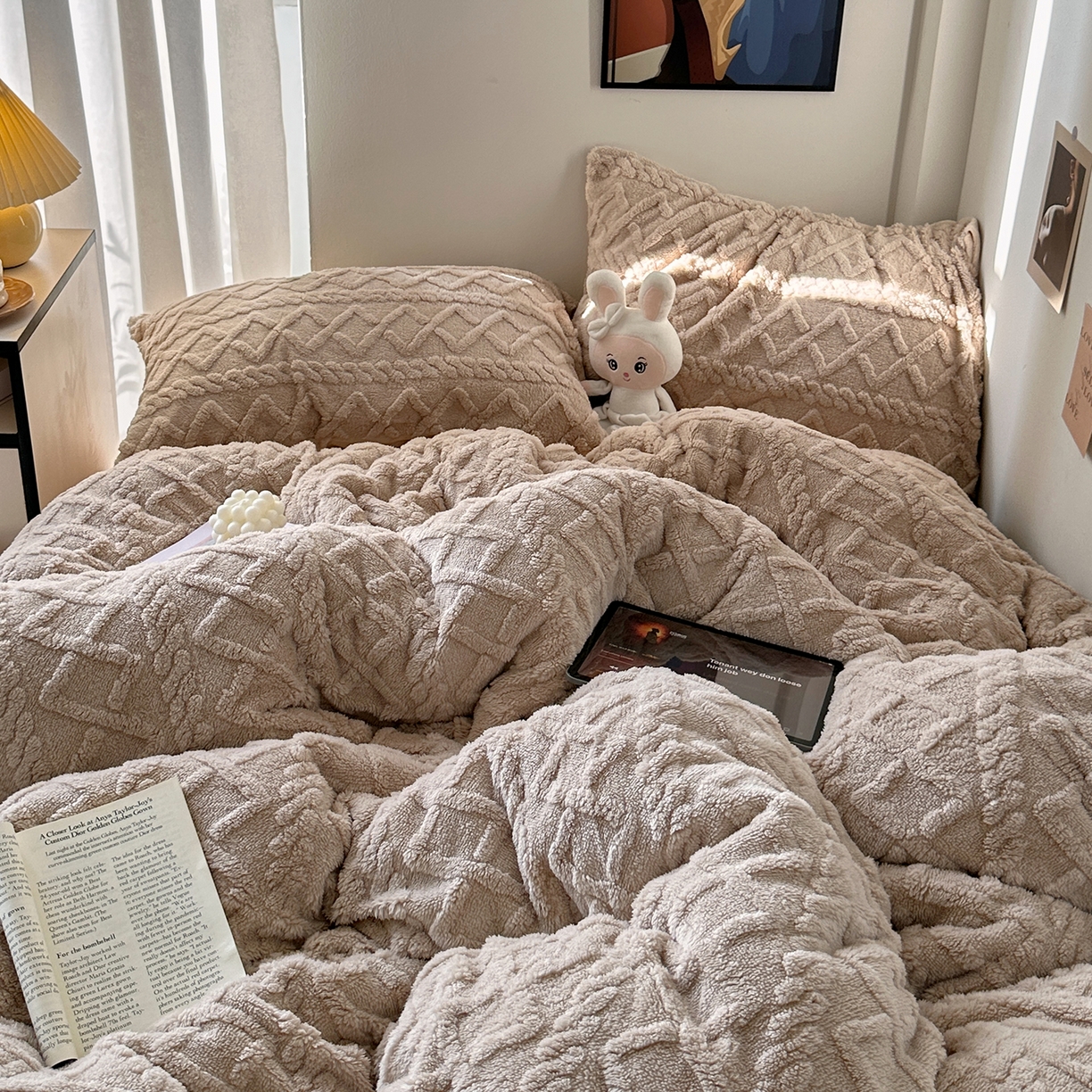 91家纺网 家纺一手货源 找家纺 艾咪-Amy ntmy 2025新款治愈系少女风塔芙绒牛奶绒四件套 奶咖