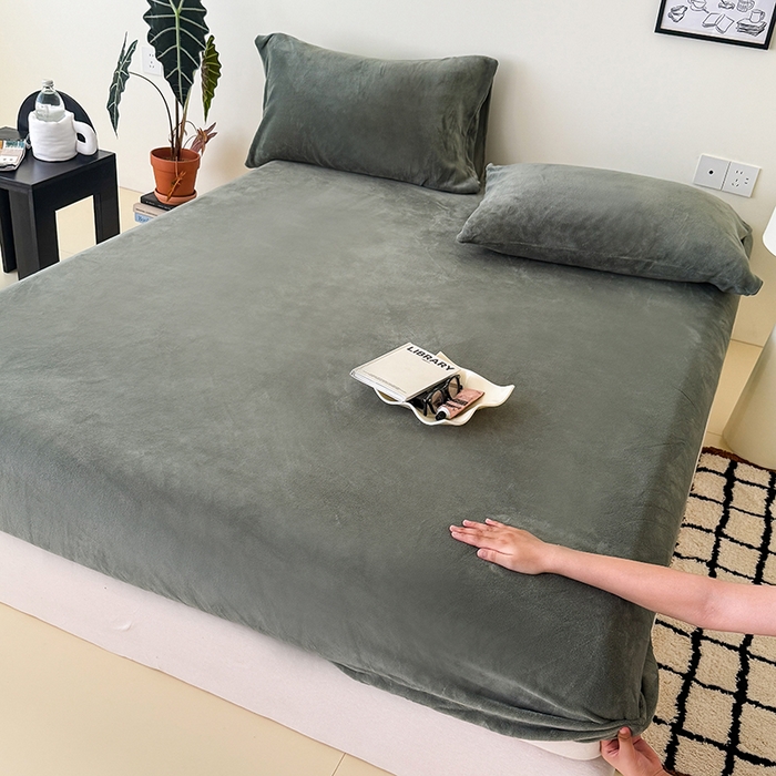 91家纺网 家纺一手货源 找家纺 三朵家纺 2025新款牛奶绒印花单床笠 床笠单件 墨绿