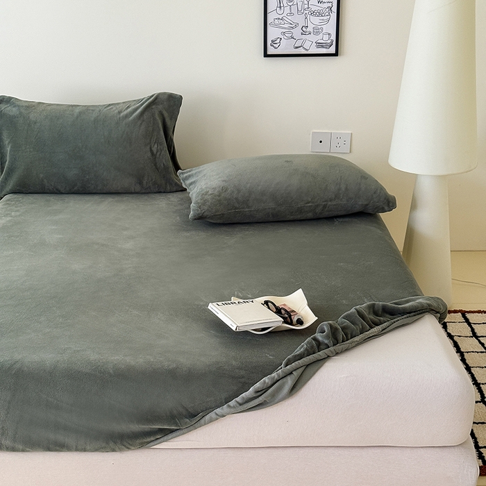 91家纺网 家纺一手货源 找家纺 三朵家纺 2025新款牛奶绒印花单床笠 床笠单件 墨绿