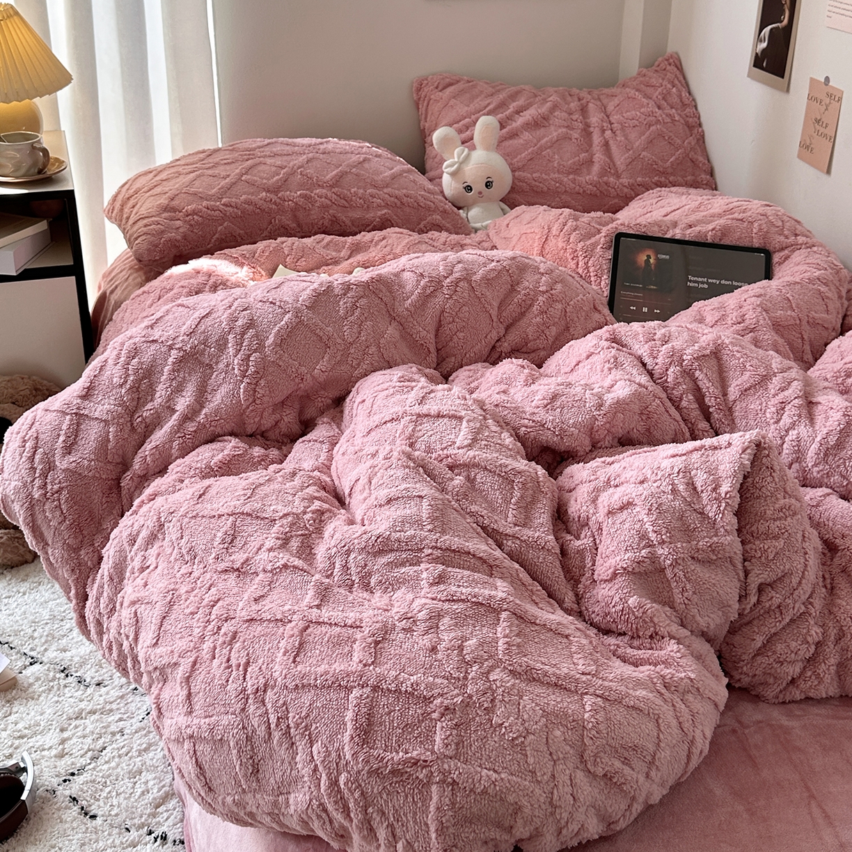 91家纺网 家纺一手货源 找家纺 艾咪-Amy ntmy 2025新款治愈系少女风塔芙绒牛奶绒四件套 玫粉