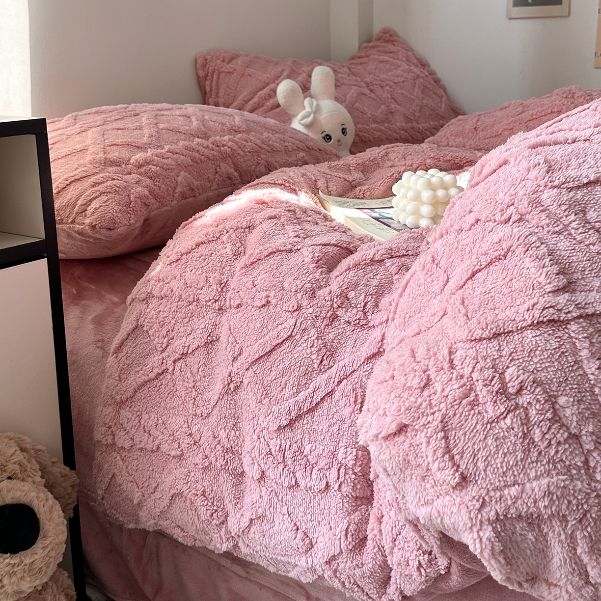 91家纺网 家纺一手货源 找家纺 艾咪-Amy ntmy 2025新款治愈系少女风塔芙绒牛奶绒四件套 玫粉