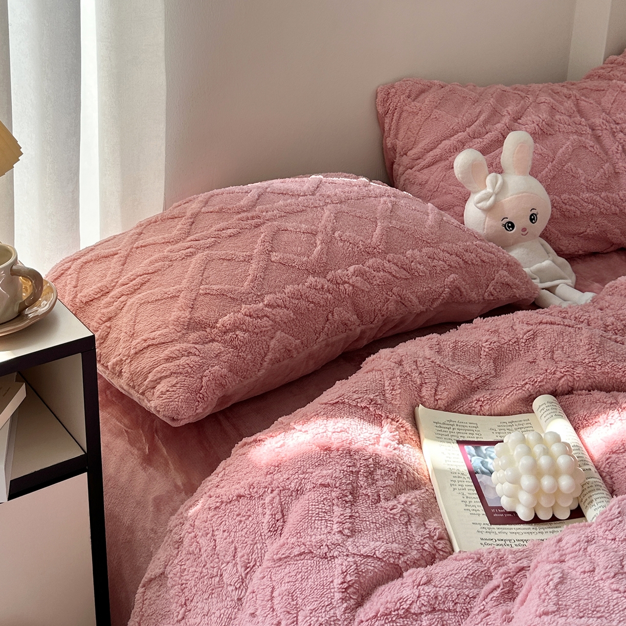 91家纺网 家纺一手货源 找家纺 艾咪-Amy ntmy 2025新款治愈系少女风塔芙绒牛奶绒四件套 玫粉