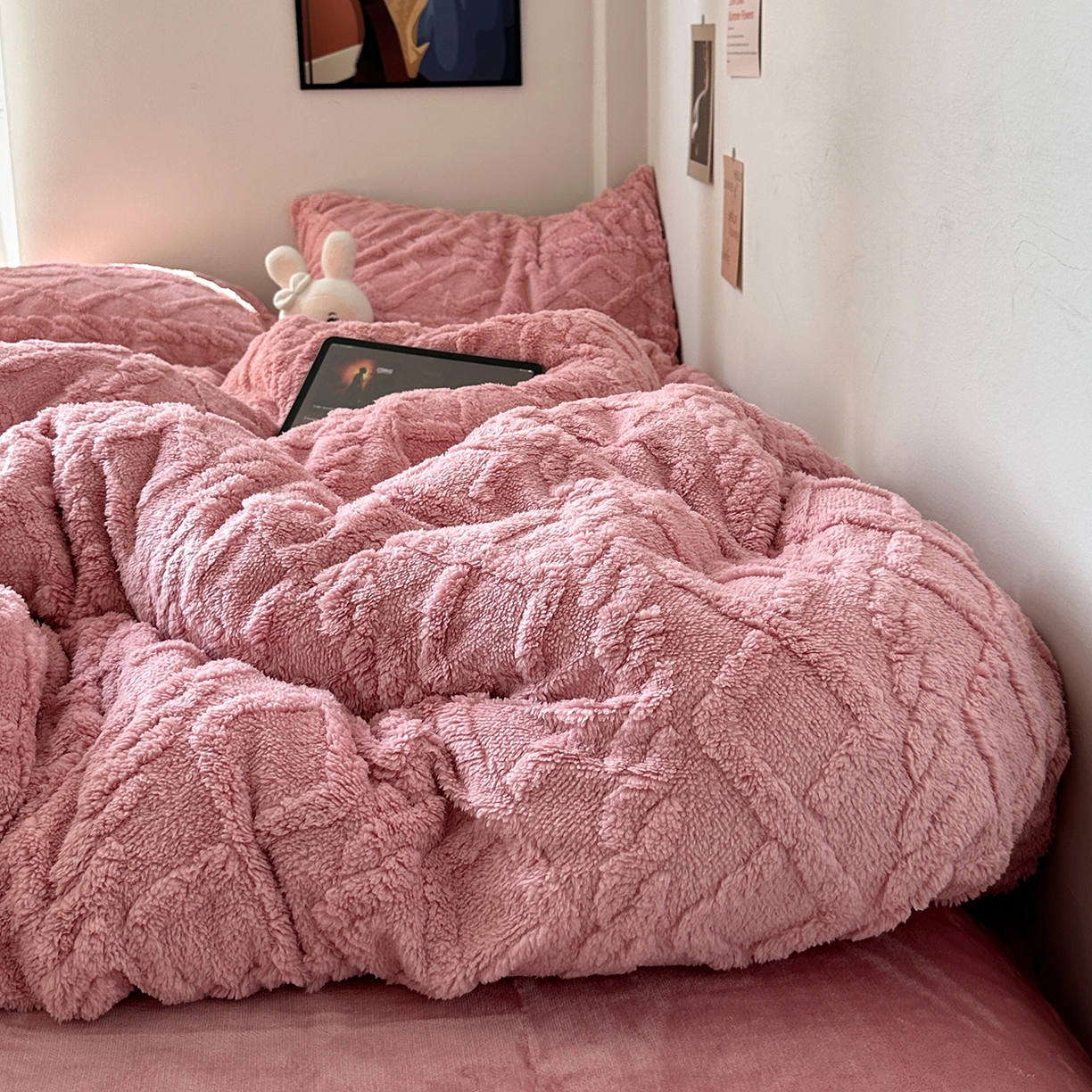 91家纺网 家纺一手货源 找家纺 艾咪-Amy ntmy 2025新款治愈系少女风塔芙绒牛奶绒四件套 玫粉