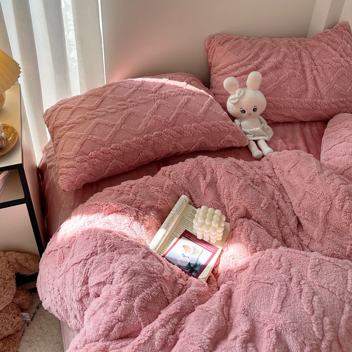 91家纺网 家纺一手货源 找家纺 艾咪-Amy ntmy 2025新款治愈系少女风塔芙绒牛奶绒四件套 玫粉