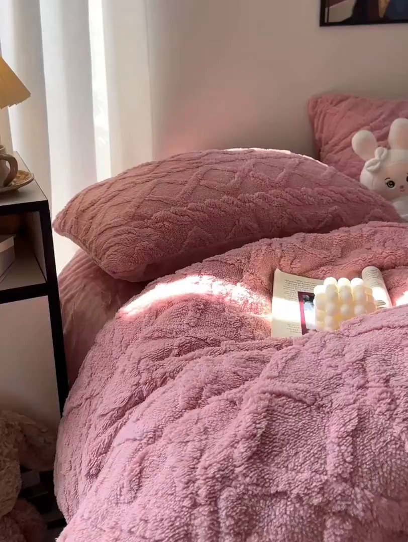 91家纺网 家纺一手货源 找家纺 艾咪-Amy ntmy 2025新款治愈系少女风塔芙绒牛奶绒四件套 玫粉