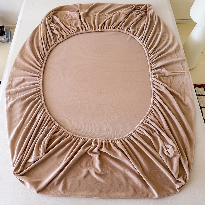 91家纺网 家纺一手货源 找家纺 三朵家纺 2025新款牛奶绒印花单床笠 床笠单件 浅咖